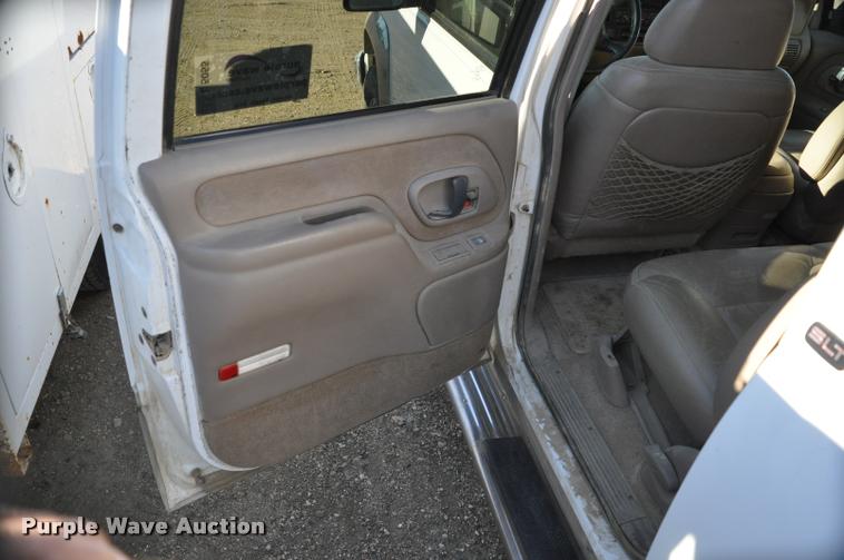 image for item L5055 1999 GMC Suburban 1500 SUV