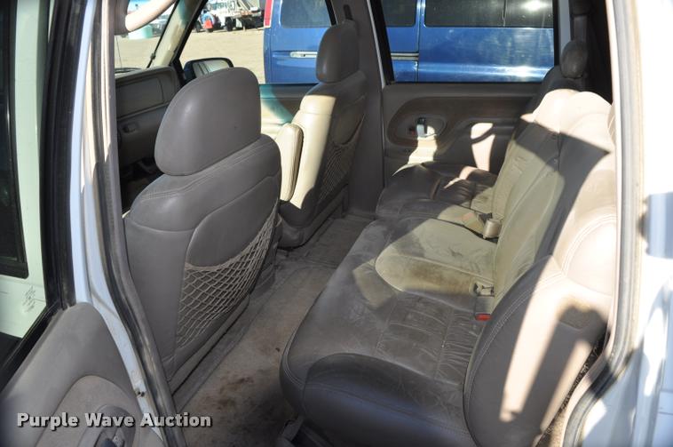 image for item L5055 1999 GMC Suburban 1500 SUV