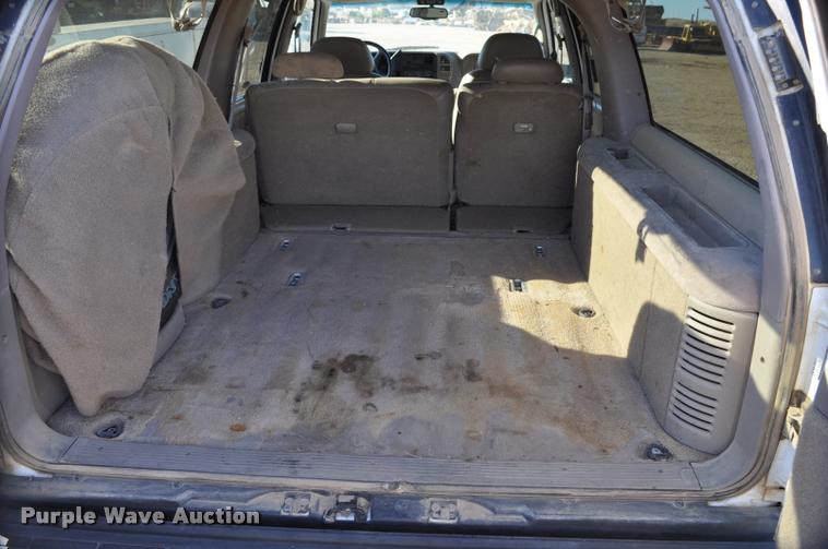 image for item L5055 1999 GMC Suburban 1500 SUV
