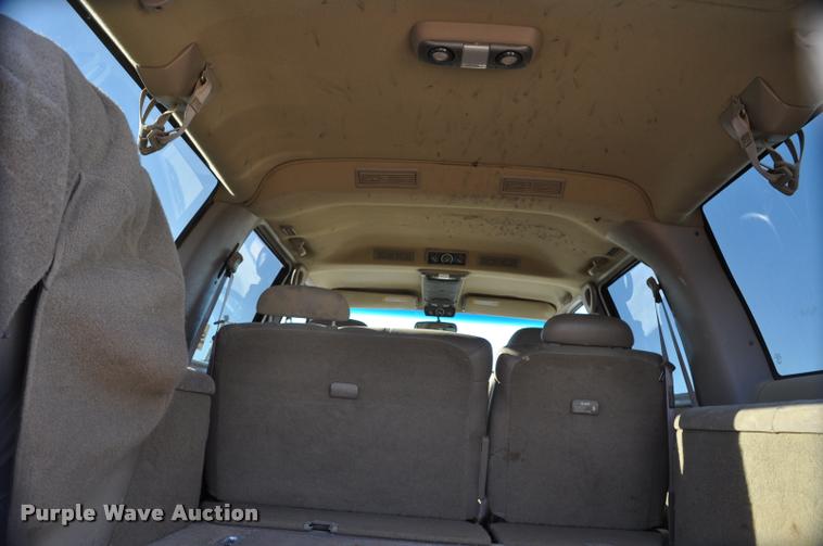 image for item L5055 1999 GMC Suburban 1500 SUV