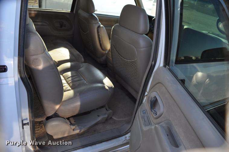 image for item L5055 1999 GMC Suburban 1500 SUV