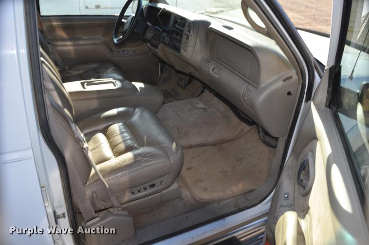image for item L5055 1999 GMC Suburban 1500 SUV