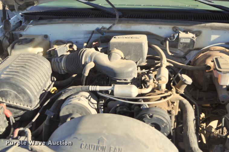 image for item L5055 1999 GMC Suburban 1500 SUV