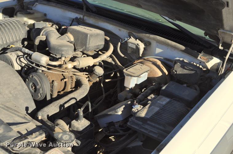 image for item L5055 1999 GMC Suburban 1500 SUV