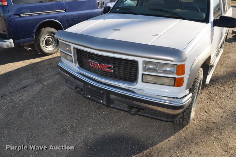 image for item L5055 1999 GMC Suburban 1500 SUV