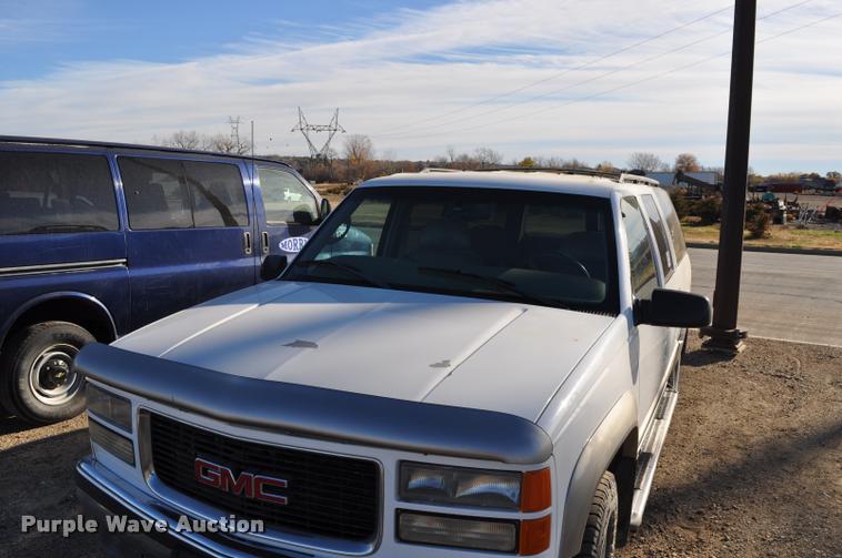 image for item L5055 1999 GMC Suburban 1500 SUV