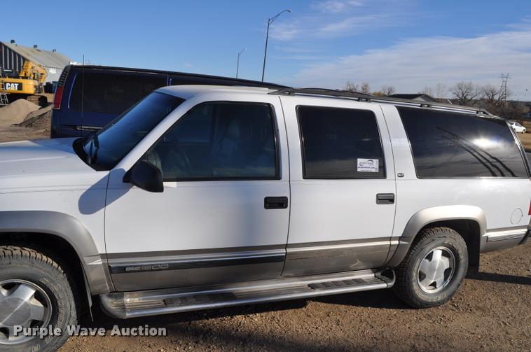 image for item L5055 1999 GMC Suburban 1500 SUV