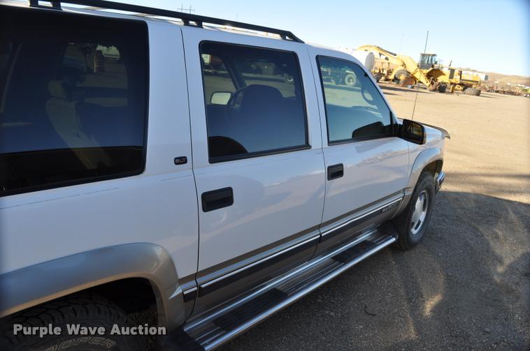 image for item L5055 1999 GMC Suburban 1500 SUV