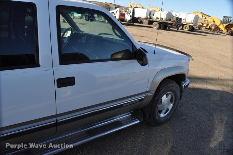 image for item L5055 1999 GMC Suburban 1500 SUV