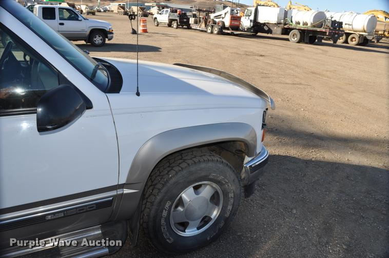 image for item L5055 1999 GMC Suburban 1500 SUV