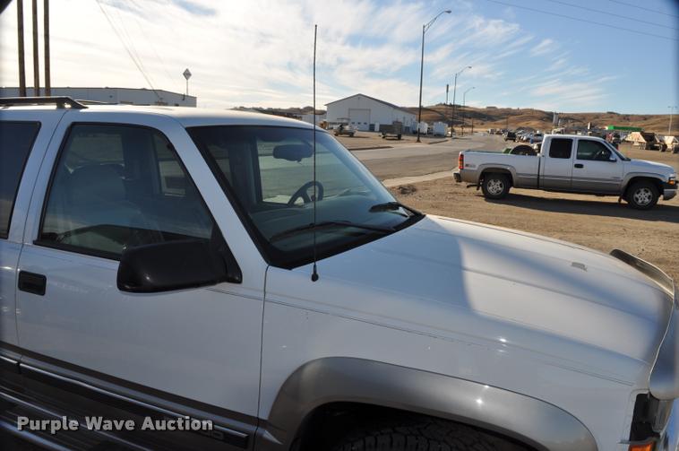 image for item L5055 1999 GMC Suburban 1500 SUV