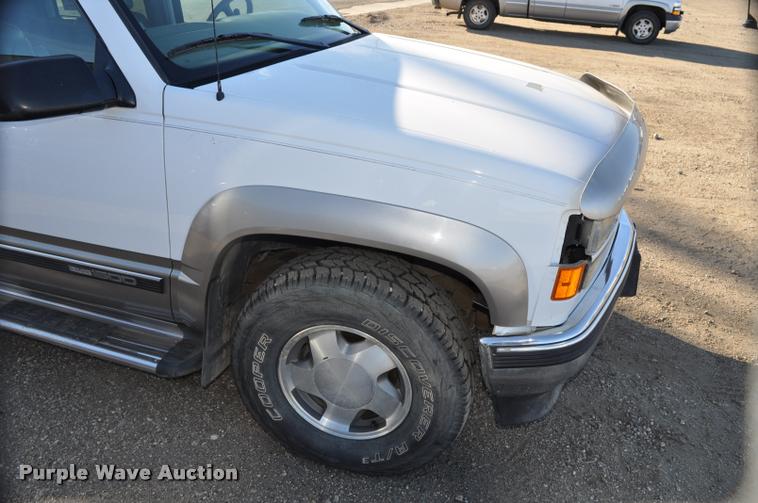 image for item L5055 1999 GMC Suburban 1500 SUV
