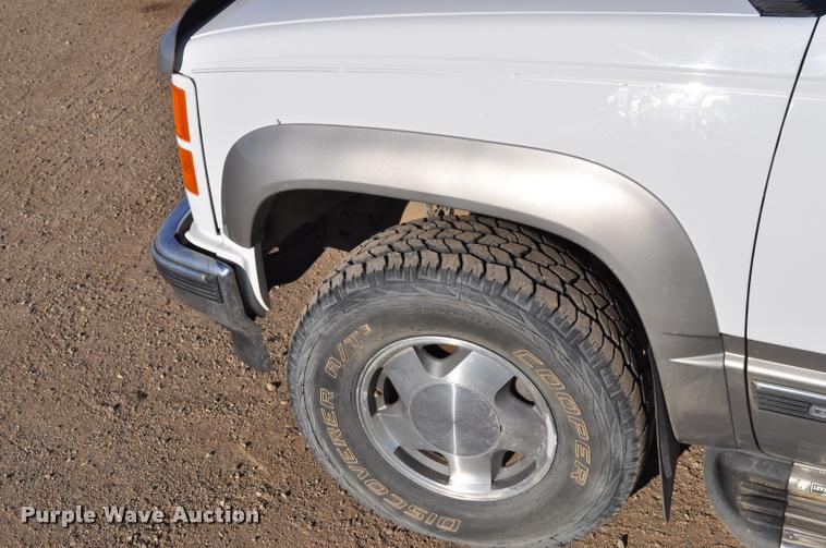 image for item L5055 1999 GMC Suburban 1500 SUV