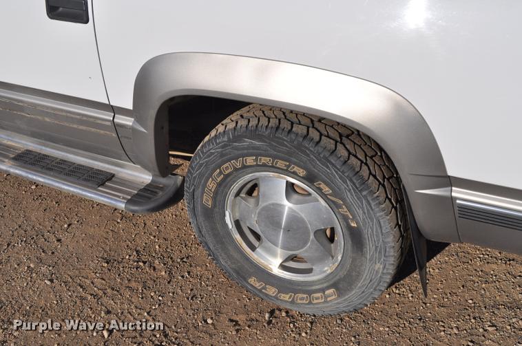image for item L5055 1999 GMC Suburban 1500 SUV