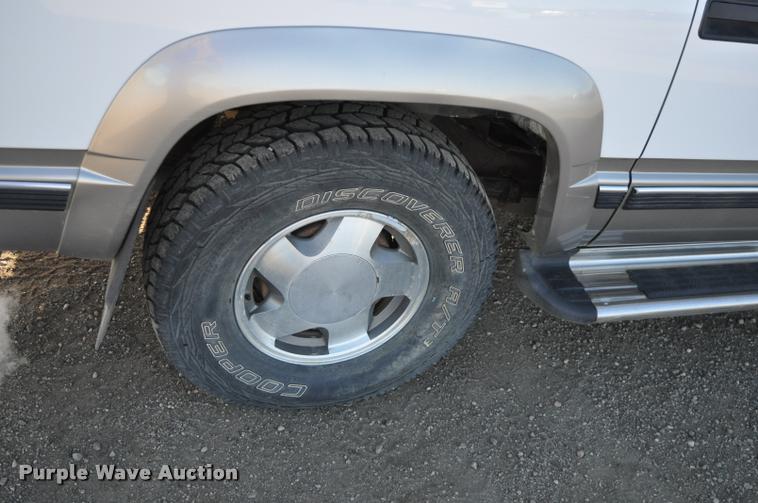 image for item L5055 1999 GMC Suburban 1500 SUV