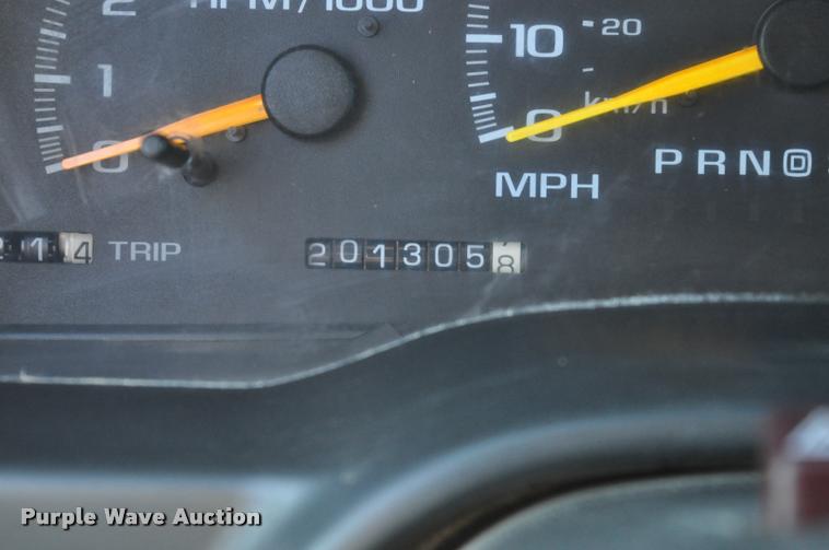 image for item L5055 1999 GMC Suburban 1500 SUV