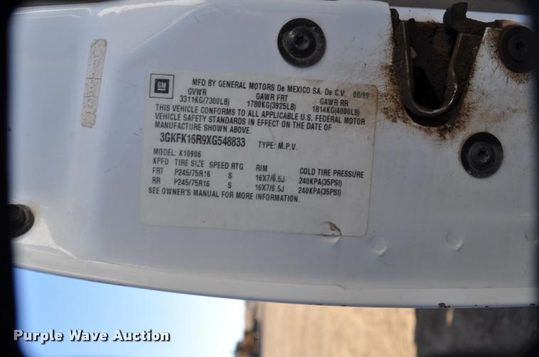 image for item L5055 1999 GMC Suburban 1500 SUV