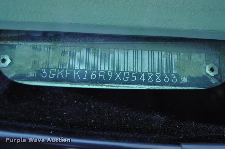 image for item L5055 1999 GMC Suburban 1500 SUV