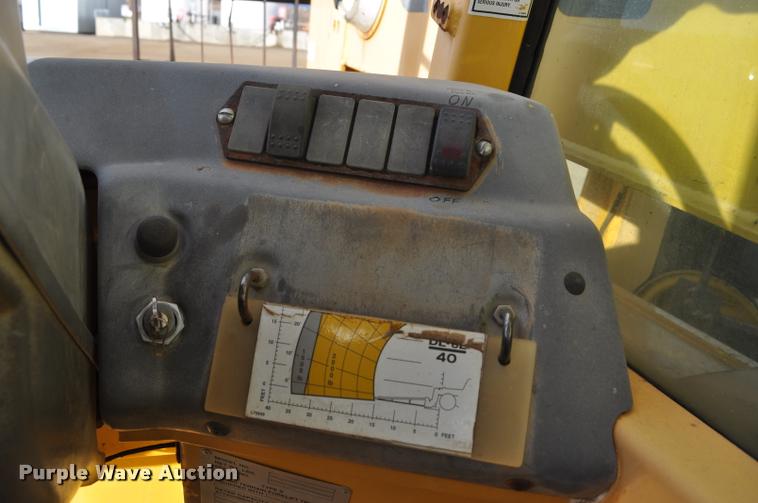 image for item L5057 1999 Gehl DL6L-40 telehandler