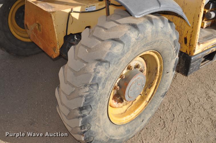 image for item L5057 1999 Gehl DL6L-40 telehandler