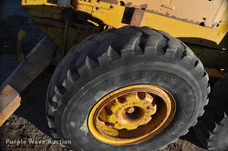 image for item L5059 1972 Caterpillar 120 rigid frame motor grader