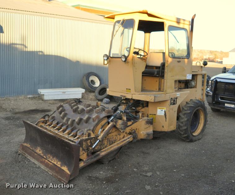 image for item L5061 1990 Caterpillar CP-323 single drum roller