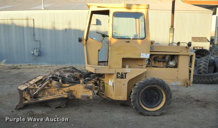 image for item L5061 1990 Caterpillar CP-323 single drum roller