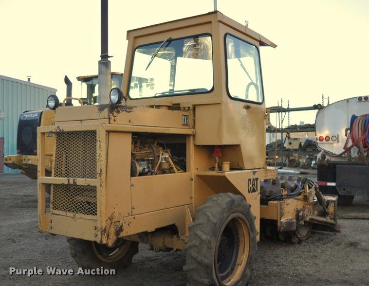 image for item L5061 1990 Caterpillar CP-323 single drum roller