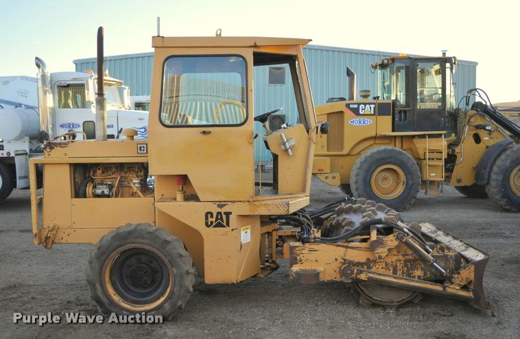 image for item L5061 1990 Caterpillar CP-323 single drum roller