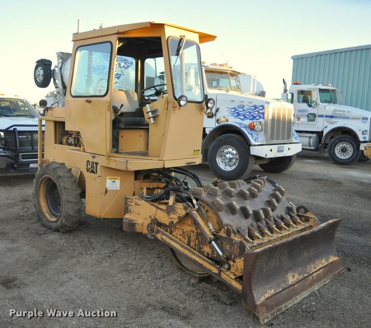 image for item L5061 1990 Caterpillar CP-323 single drum roller