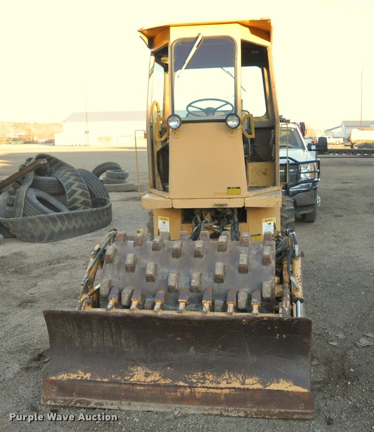 image for item L5061 1990 Caterpillar CP-323 single drum roller