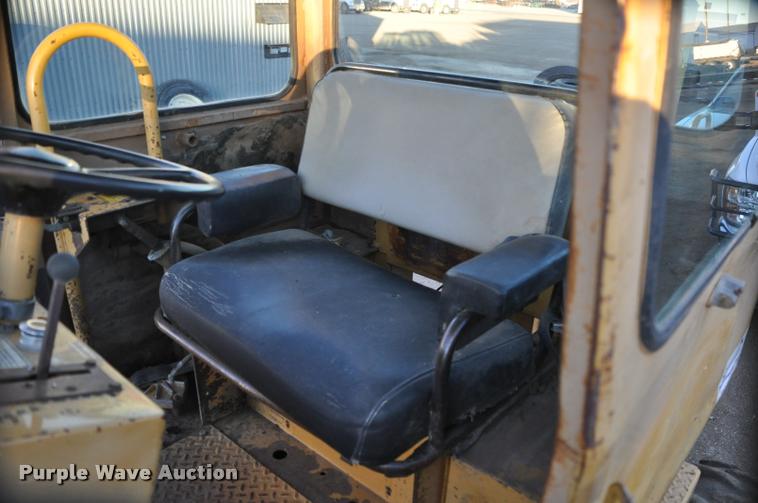 image for item L5061 1990 Caterpillar CP-323 single drum roller