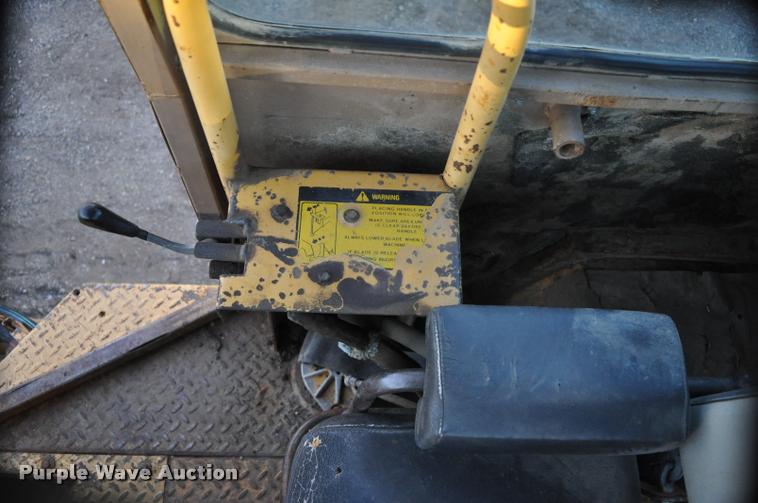 image for item L5061 1990 Caterpillar CP-323 single drum roller