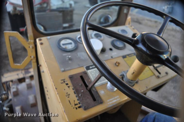 image for item L5061 1990 Caterpillar CP-323 single drum roller