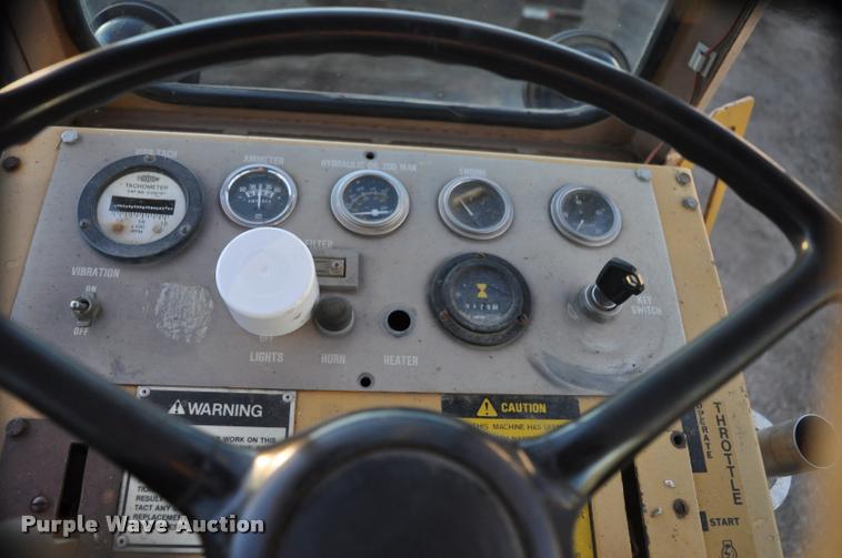 image for item L5061 1990 Caterpillar CP-323 single drum roller