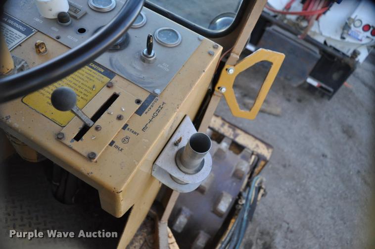 image for item L5061 1990 Caterpillar CP-323 single drum roller