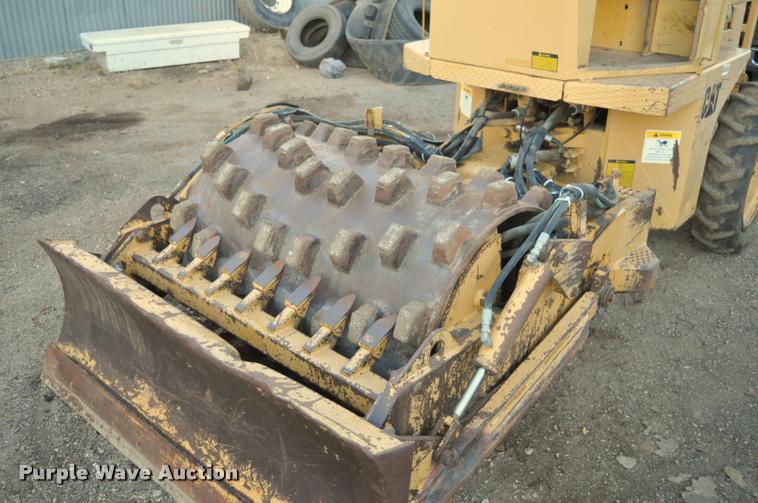 image for item L5061 1990 Caterpillar CP-323 single drum roller