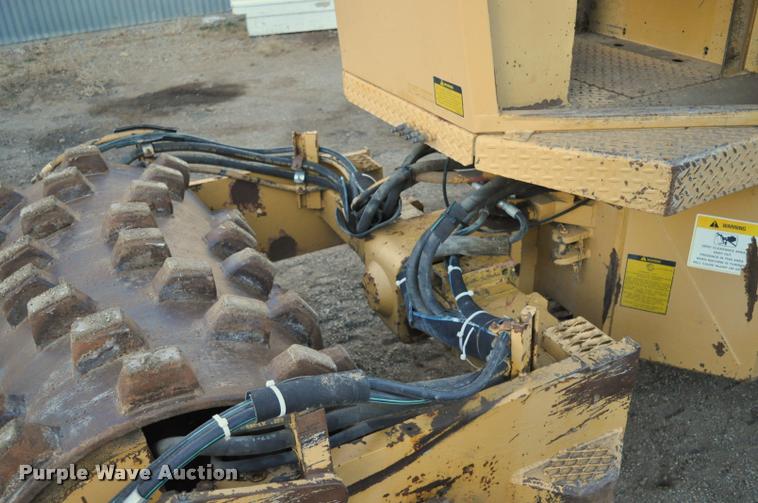 image for item L5061 1990 Caterpillar CP-323 single drum roller