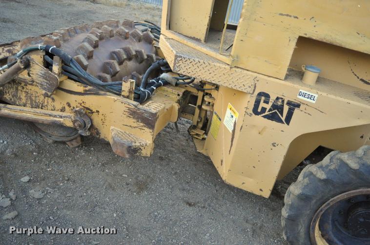 image for item L5061 1990 Caterpillar CP-323 single drum roller
