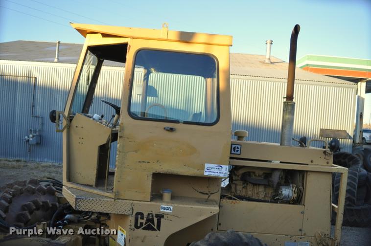 image for item L5061 1990 Caterpillar CP-323 single drum roller