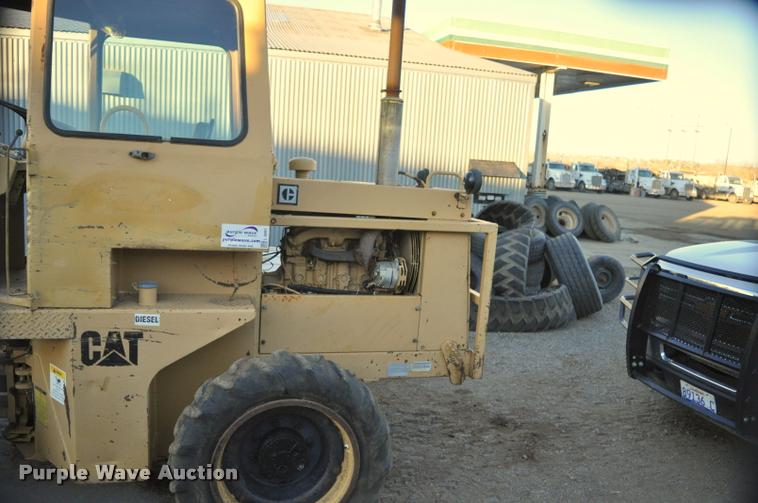 image for item L5061 1990 Caterpillar CP-323 single drum roller