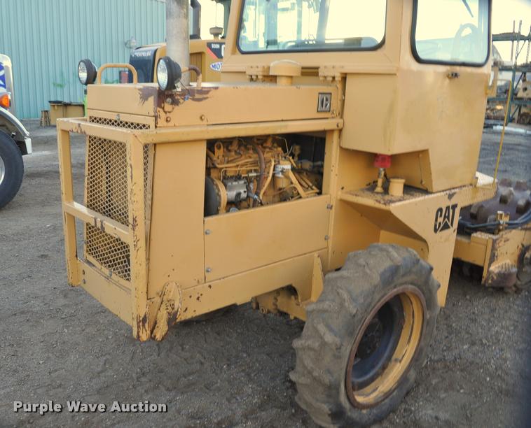 image for item L5061 1990 Caterpillar CP-323 single drum roller