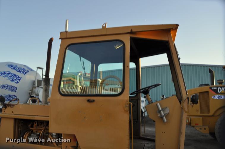 image for item L5061 1990 Caterpillar CP-323 single drum roller