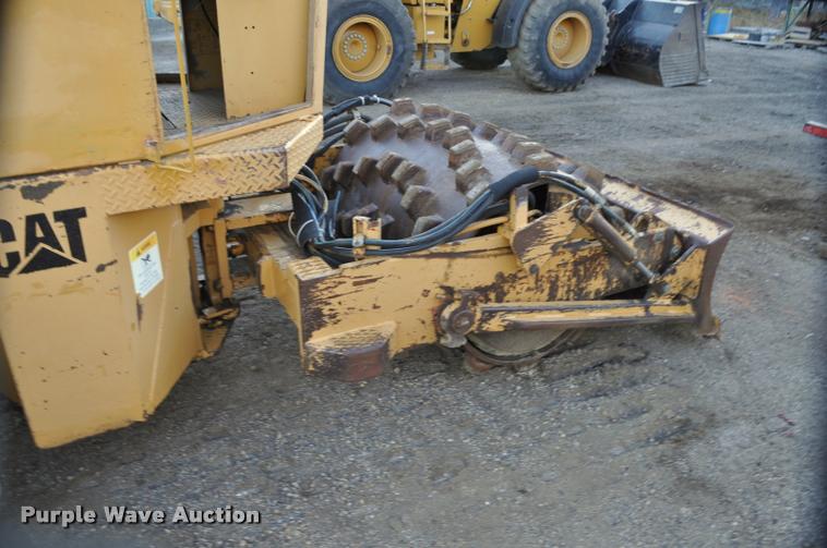 image for item L5061 1990 Caterpillar CP-323 single drum roller