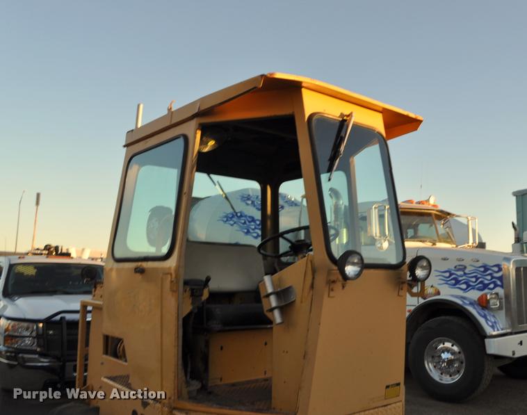 image for item L5061 1990 Caterpillar CP-323 single drum roller