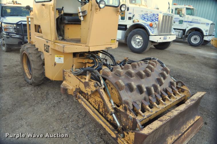 image for item L5061 1990 Caterpillar CP-323 single drum roller