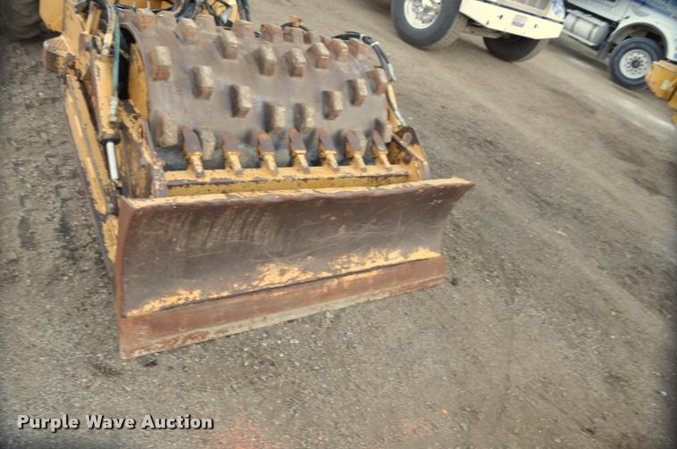 image for item L5061 1990 Caterpillar CP-323 single drum roller