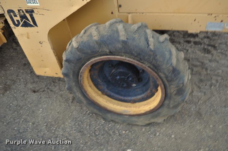 image for item L5061 1990 Caterpillar CP-323 single drum roller