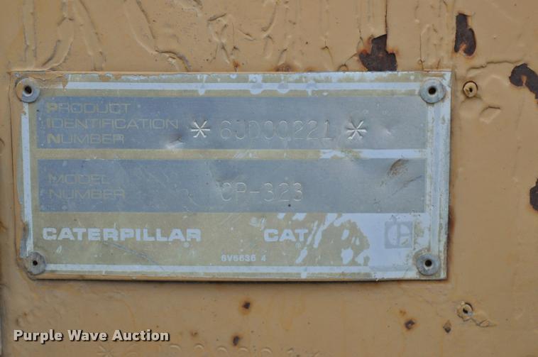 image for item L5061 1990 Caterpillar CP-323 single drum roller