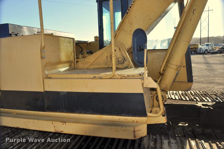 image for item L5063 1990 Caterpillar EL200B excavator